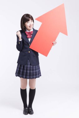 Kırmızı oklu gülümseyen Japon öğrencinin stüdyo portresi.