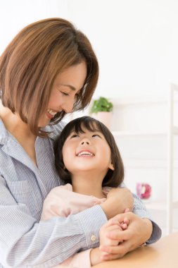 Mutlu Asyalı anne ve kızının portresini kapat.