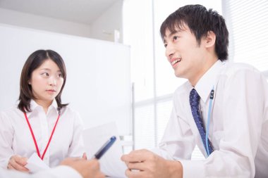 Asyalı kadın ve erkek iş adamları 