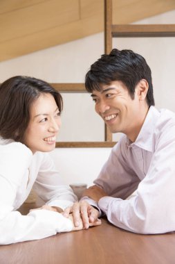 Genç çift evde oturuyor. 