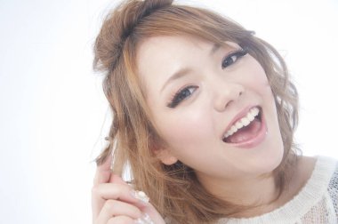 Asyalı güzel bir kadının stüdyo portresi