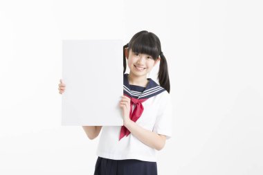 Okul üniformalı güzel bir öğrencinin portresi. Elinde beyaz bir tahta var.