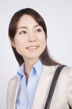 Başka tarafa bakan bir iş kadınının portresi, stüdyo çekimi 