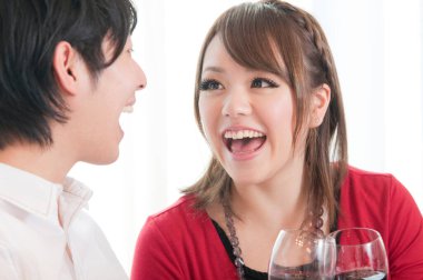 Genç aşık bir çift şarap içiyor. 