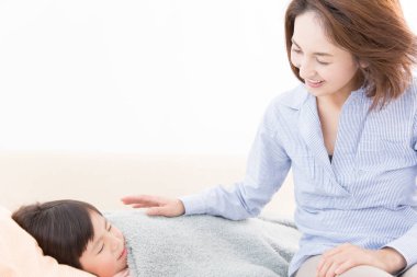 Anne ve çocuk yatak odasında.