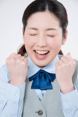 Yumrukları havada genç Asyalı kadın.