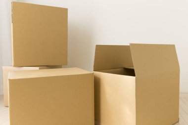 Yerde karton kutular var. taşınma konsepti