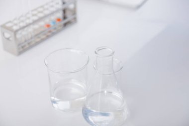 Kimyasal cam eşyalar masanın üzerinde, görüntüyü kapatın.  