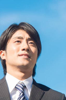 Takım elbiseli Asyalı iş adamı. 