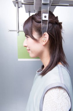 Tıbbi ekipmanlı Asyalı genç bir kadın.