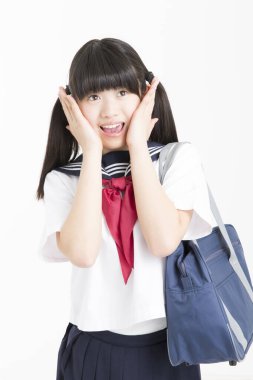 Beyaz arka planda okul üniformalı güzel Japon öğrencinin portresi.