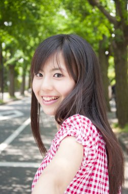 Yaz parkında güzel bir Asyalı genç kadın