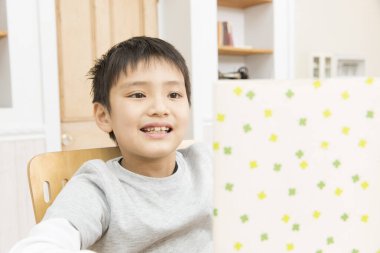 Asyalı çocuk evde ödev