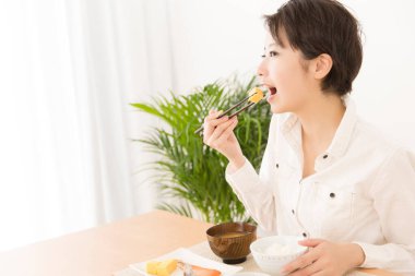 Güzel Japon kadın öğle yemeği yiyor.