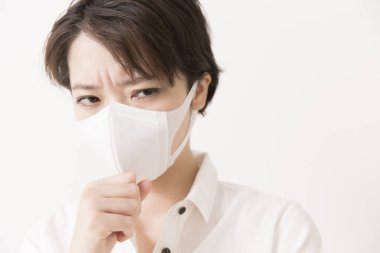 Koruyucu maske takan hasta Asyalı kadın. 
