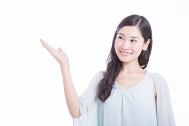 Güzel Asyalı kadının işaret ettiği stüdyo portresi