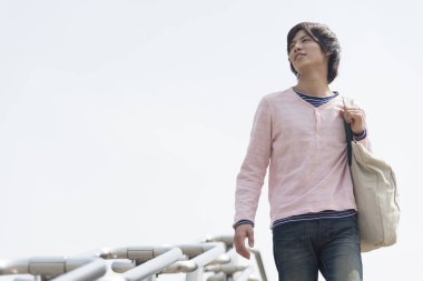 Çantalı genç adam.