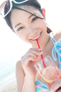 Asyalı kadın kokteyl içme