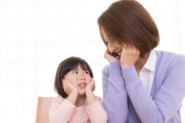 Mutlu Asyalı anne ve kızının portresini kapat.