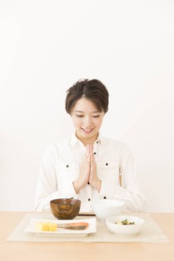 Güzel Japon kadın öğle yemeği yiyor.