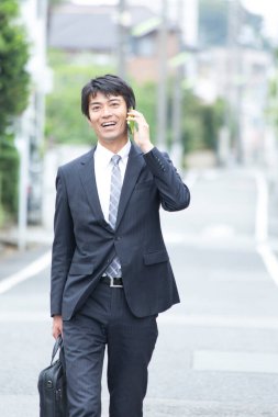 Şehirde akıllı telefondan konuşan iş adamının portresi