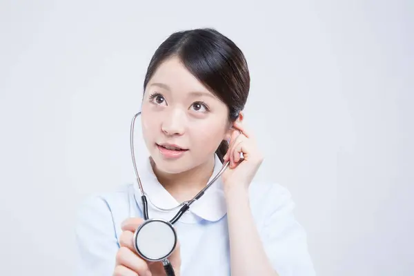 Porträtt Vackra Unga Asiatiska Läkare Uniform Isolerad Vit — Stockfoto