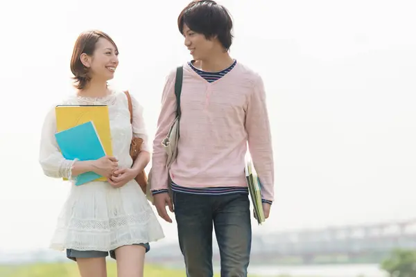 Пара Счастливых Молодых Японских Студентов Проводящих Время Вместе Природе — стоковое фото