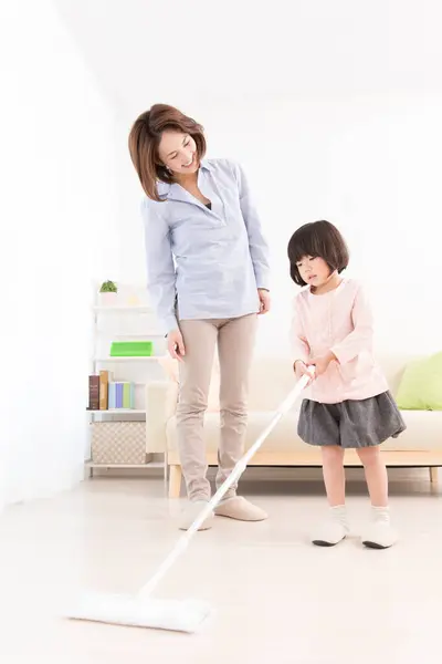 Asiático Mãe Filha Pequena Limpeza Casa Juntos — Fotografia de Stock