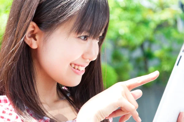 Όμορφη Ιαπωνική Νεαρή Γυναίκα Χρησιμοποιώντας Tablet Κλείσιμο Προβολής — Φωτογραφία Αρχείου