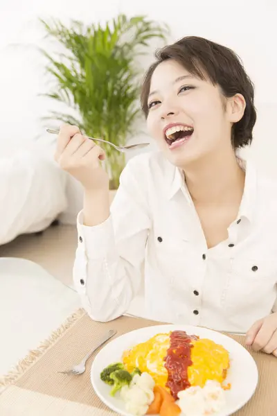 Όμορφη Γιαπωνέζα Που Γευματίζει Στο Σπίτι — Φωτογραφία Αρχείου