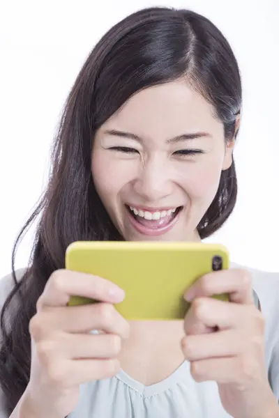 Усміхнена Молода Азіатка Використовуючи Смартфон Ізольована Білому Тлі Студійний Знімок — стокове фото