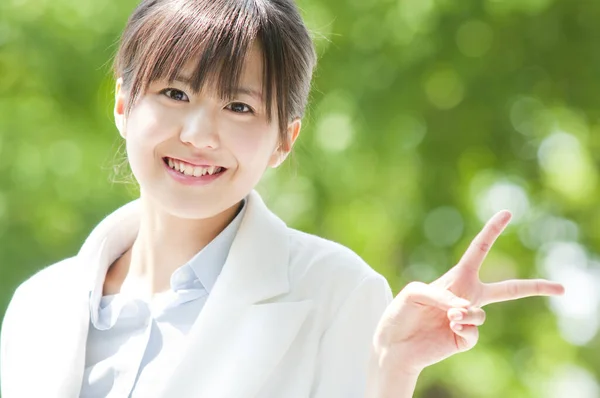 Outdoor Portret Van Vrolijke Japanse Vrouw Wandelen Groene Zomer Park — Stockfoto