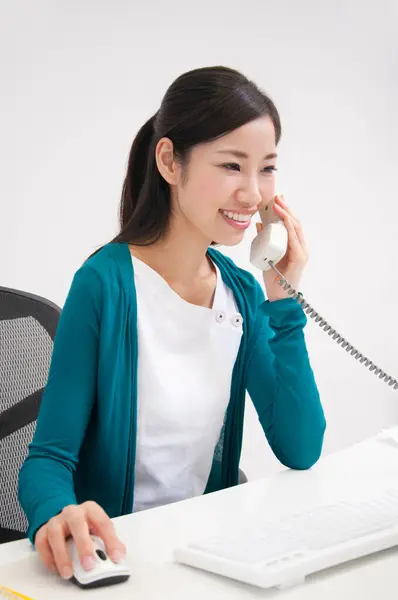 사무실에서 전화로 말하는 아시아 여자의 초상화 — 스톡 사진