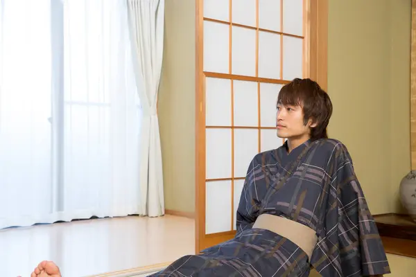 Portret Przystojnego Japońskiego Młodzieńca Tradycyjnej Yukata Etnicznym Hoteliku Gorącej Wiosny — Zdjęcie stockowe