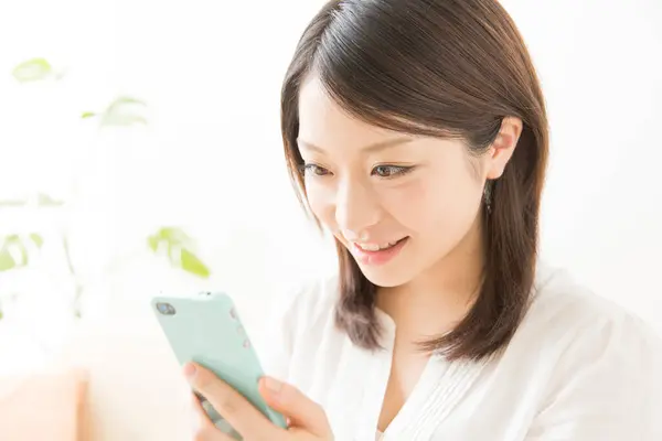 Retrato Hermosa Joven Mujer Asiática Usando Teléfono Inteligente Aislado Blanco — Foto de Stock