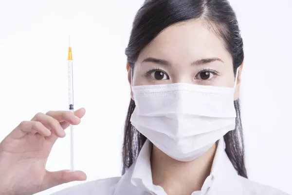 Asiatische Ärztin Hält Spritze Für Impfung — Stockfoto