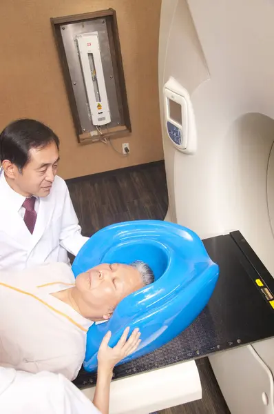 Paciente Submetido Ressonância Magnética Assistida Por Médicos Conceito Hospitalar Saúde — Fotografia de Stock