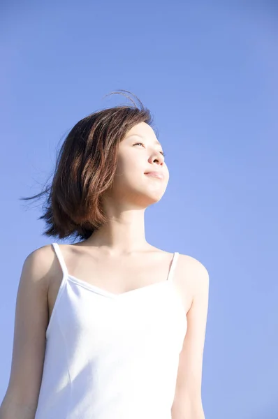 Portret Pięknej Azjatki Białej Sukience Pozowanie Tle Błękitnego Nieba — Zdjęcie stockowe