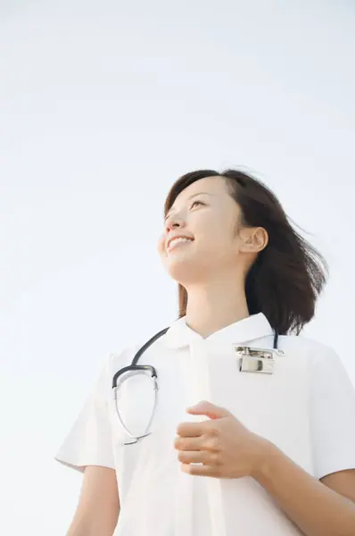 Lächelnde Asiatische Ärztin Mit Stethoskop — Stockfoto