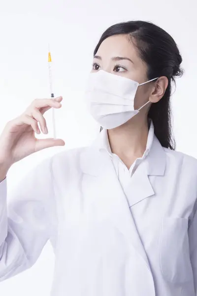Porträt Der Jungen Schönen Japanischen Ärztin Labormantel Mit Spritze Isoliert — Stockfoto