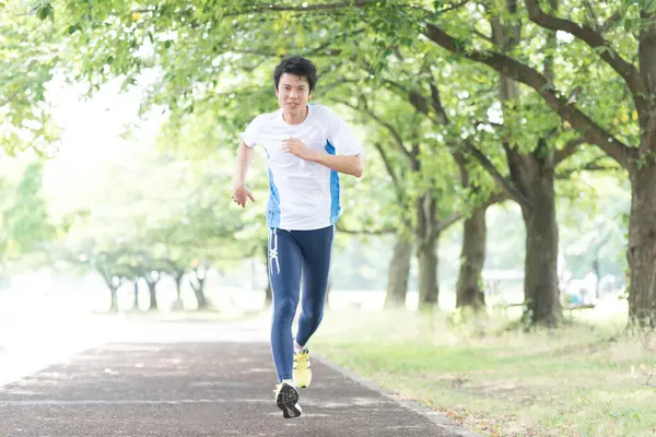Sportig Japansk Man Joggar Sommarparken — Stockfoto