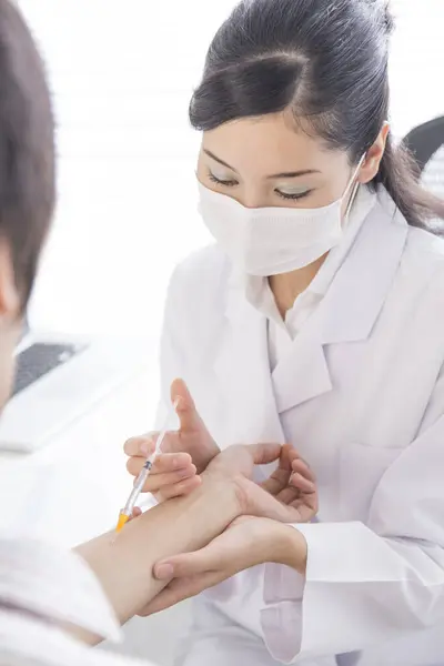 Retrato Jovem Bonito Japonês Feminino Médico Jaleco Fazendo Injeção Para — Fotografia de Stock