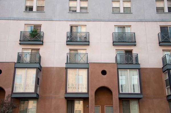 市内のバルコニー付きのアパートの建物のファサード — ストック写真