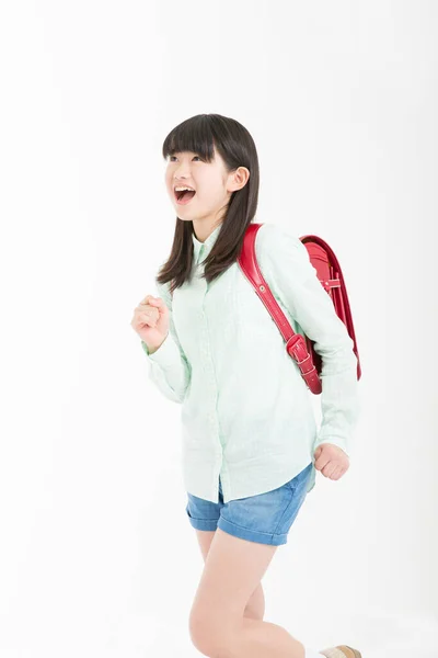 白い背景に隔離されたバックパックを持つ若いアジアの少女の学生 — ストック写真