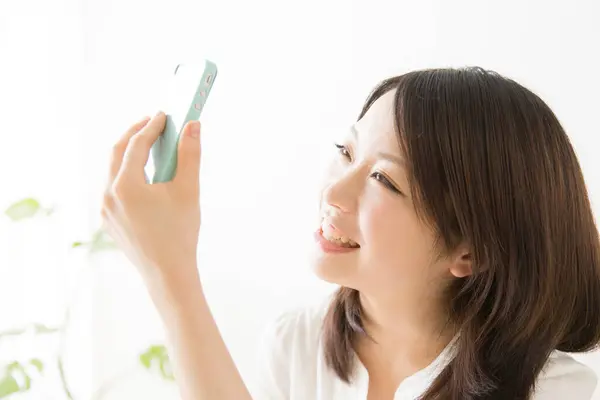 Ritratto Bella Giovane Donna Asiatica Utilizzando Smartphone Isolato Bianco — Foto Stock