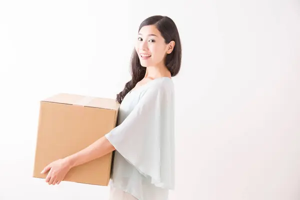 Mujer Asiática Con Caja Cartón Mudándose Nuevo Apartamento — Foto de Stock