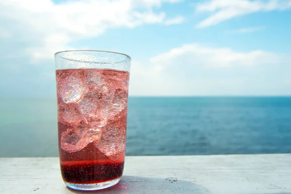 Ett Glas Vatten Med Och Utsikt Över Havet — Stockfoto