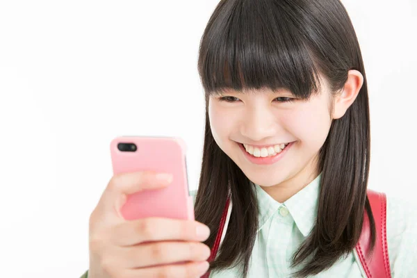 Młody Azji Dziewczyna Student Gospodarstwa Smartfon Odizolowany Białym Tle — Zdjęcie stockowe