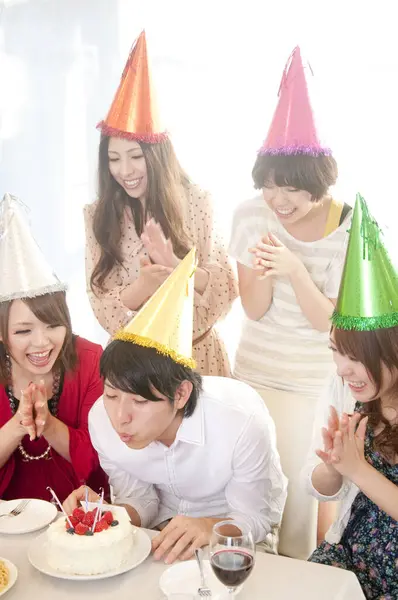 Asiático Amigos Celebrando Aniversário Tendo Festa Casa — Fotografia de Stock