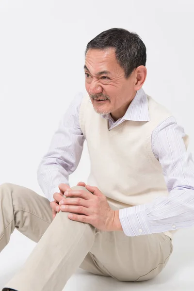 Portret Dojrzałego Azjatyckiego Mężczyzny Cierpiącego Ból Białym Tle — Zdjęcie stockowe